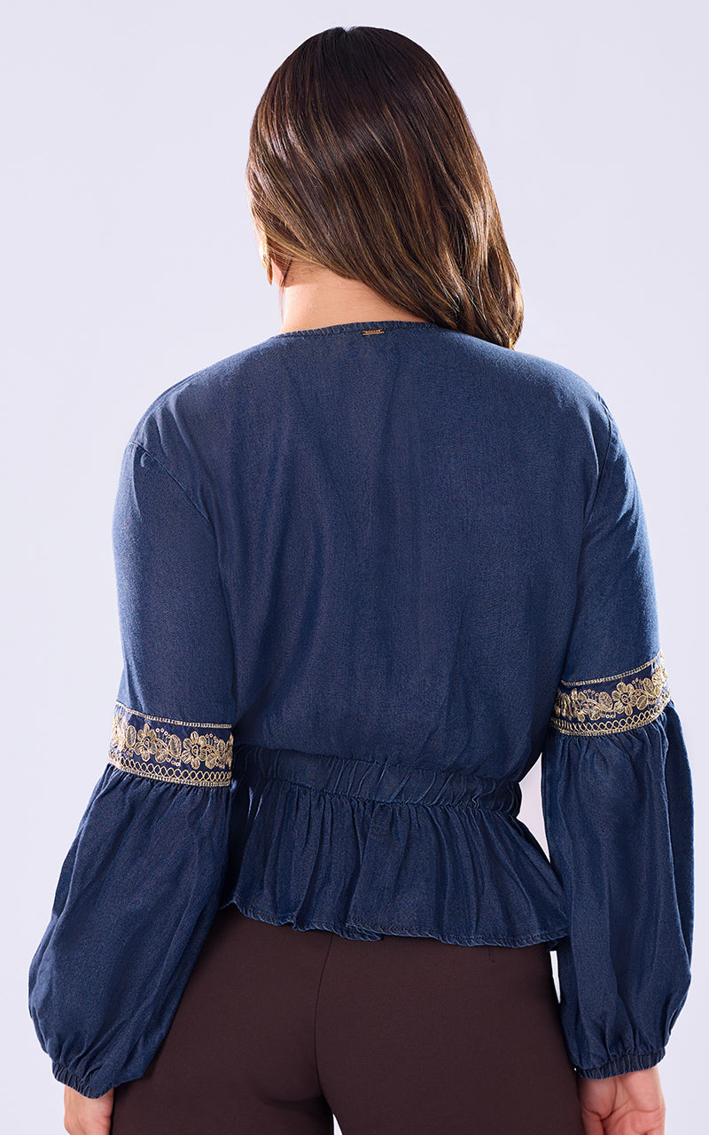 BLUSA CON DETALLES BORDADOS