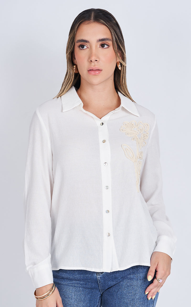CAMISA CON DETALLE BORDADO