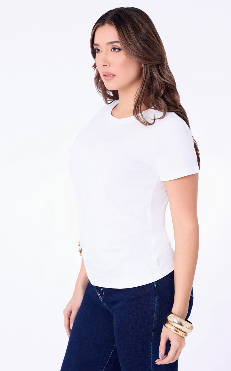 T-SHIRT CON DETALLE DORADO