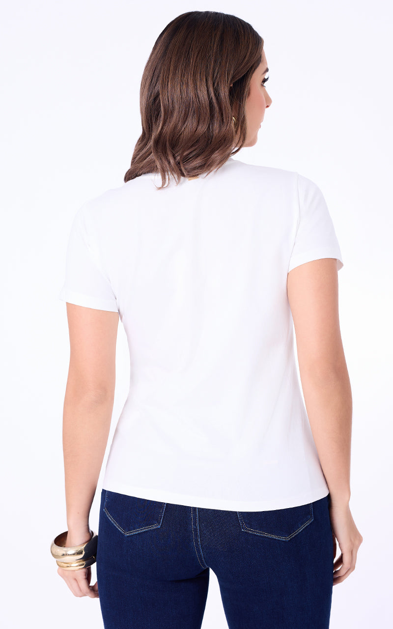 T-SHIRT CON DETALLE DORADO