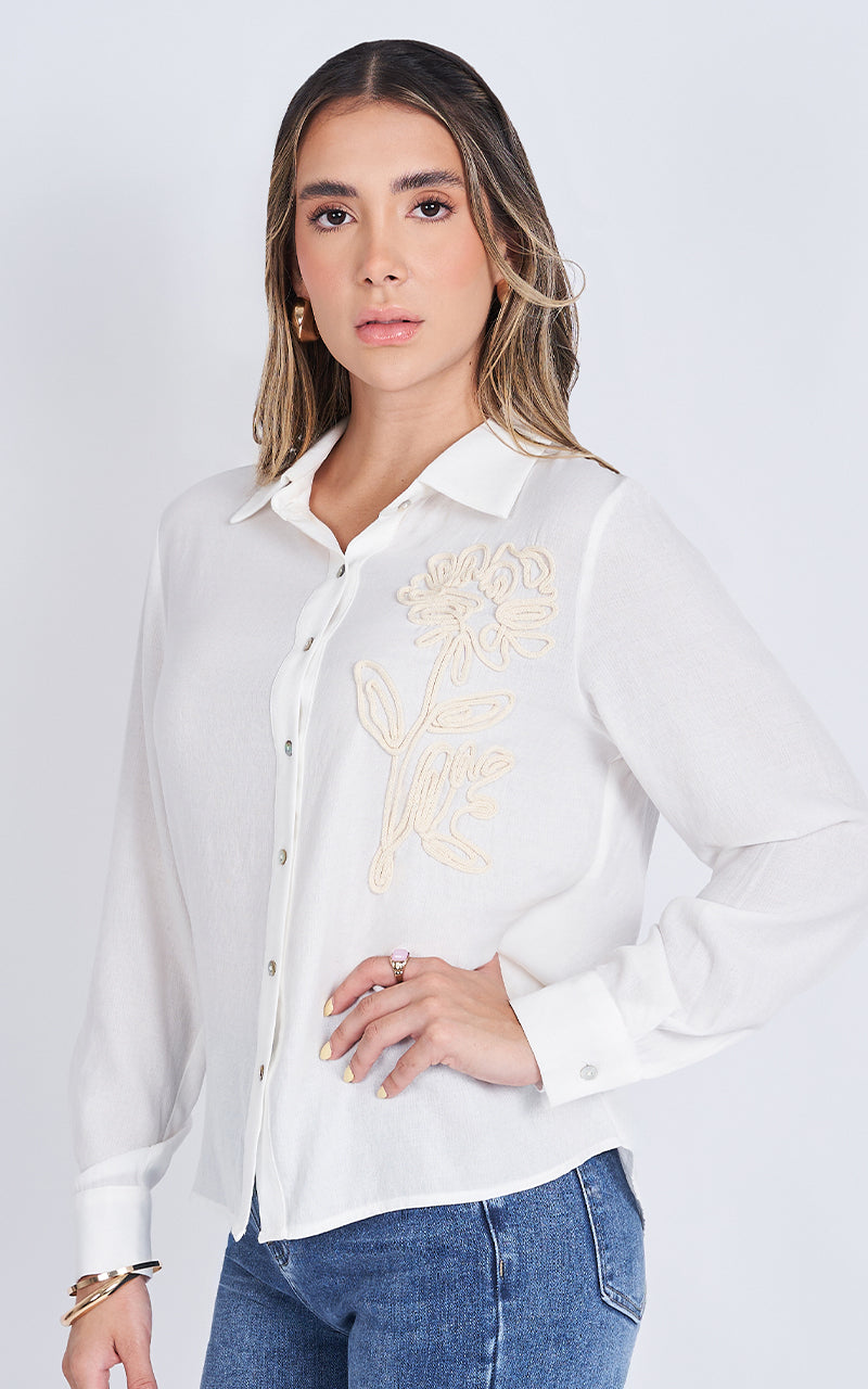CAMISA CON DETALLE BORDADO