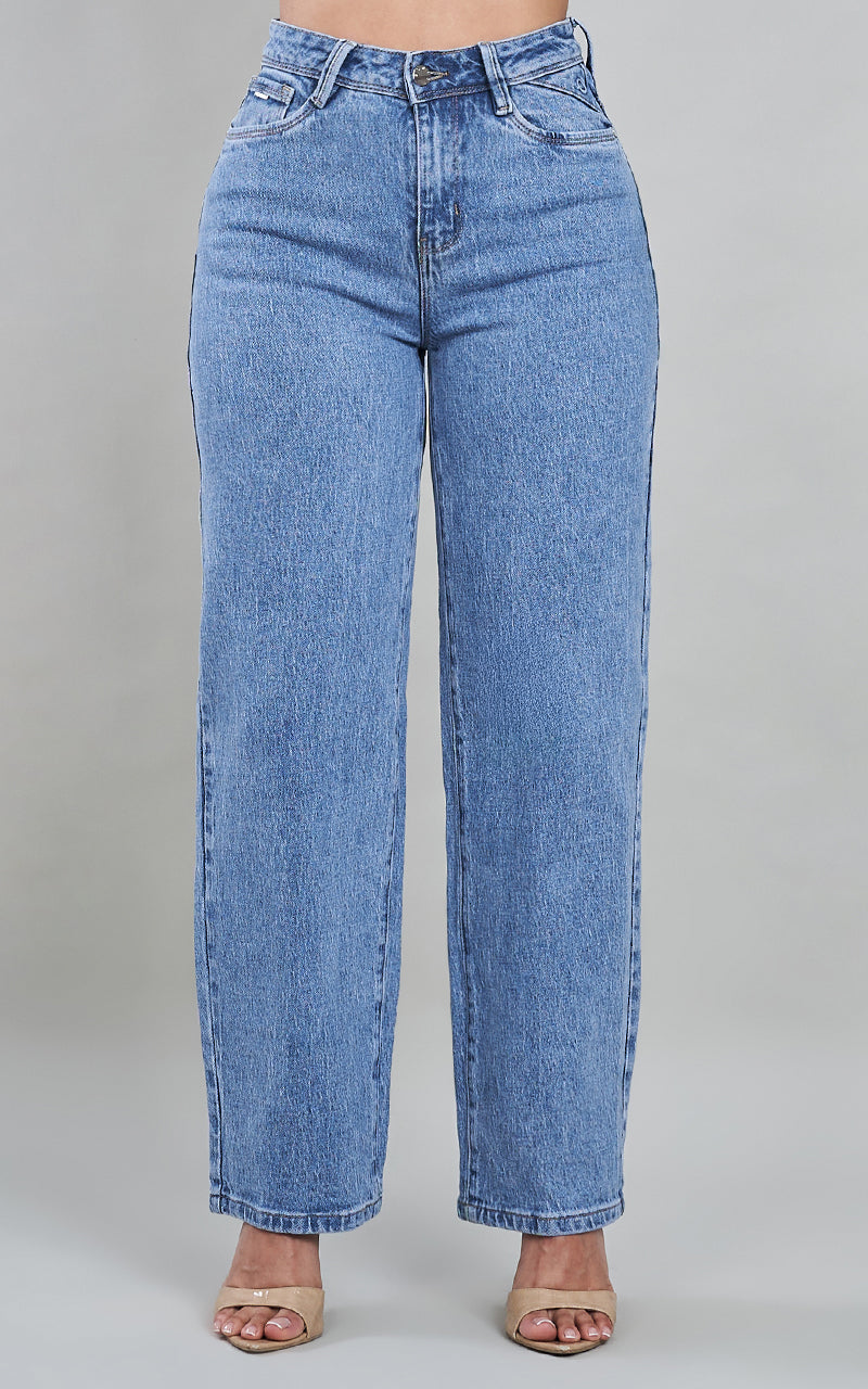 SCARLETT T-SHIRT & LAURA BALLOON JEANS