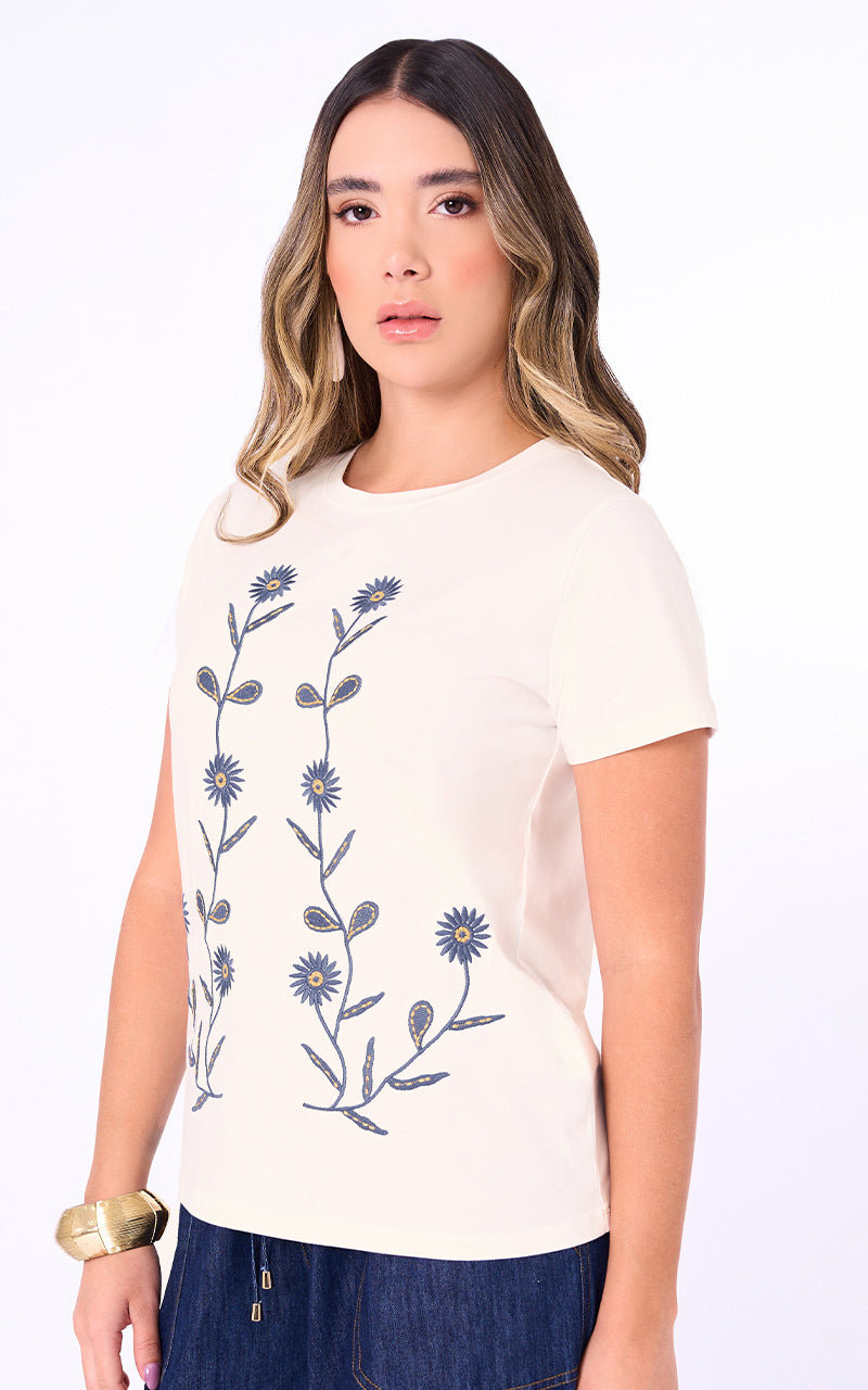 T-SHIRT CON BORDADOS