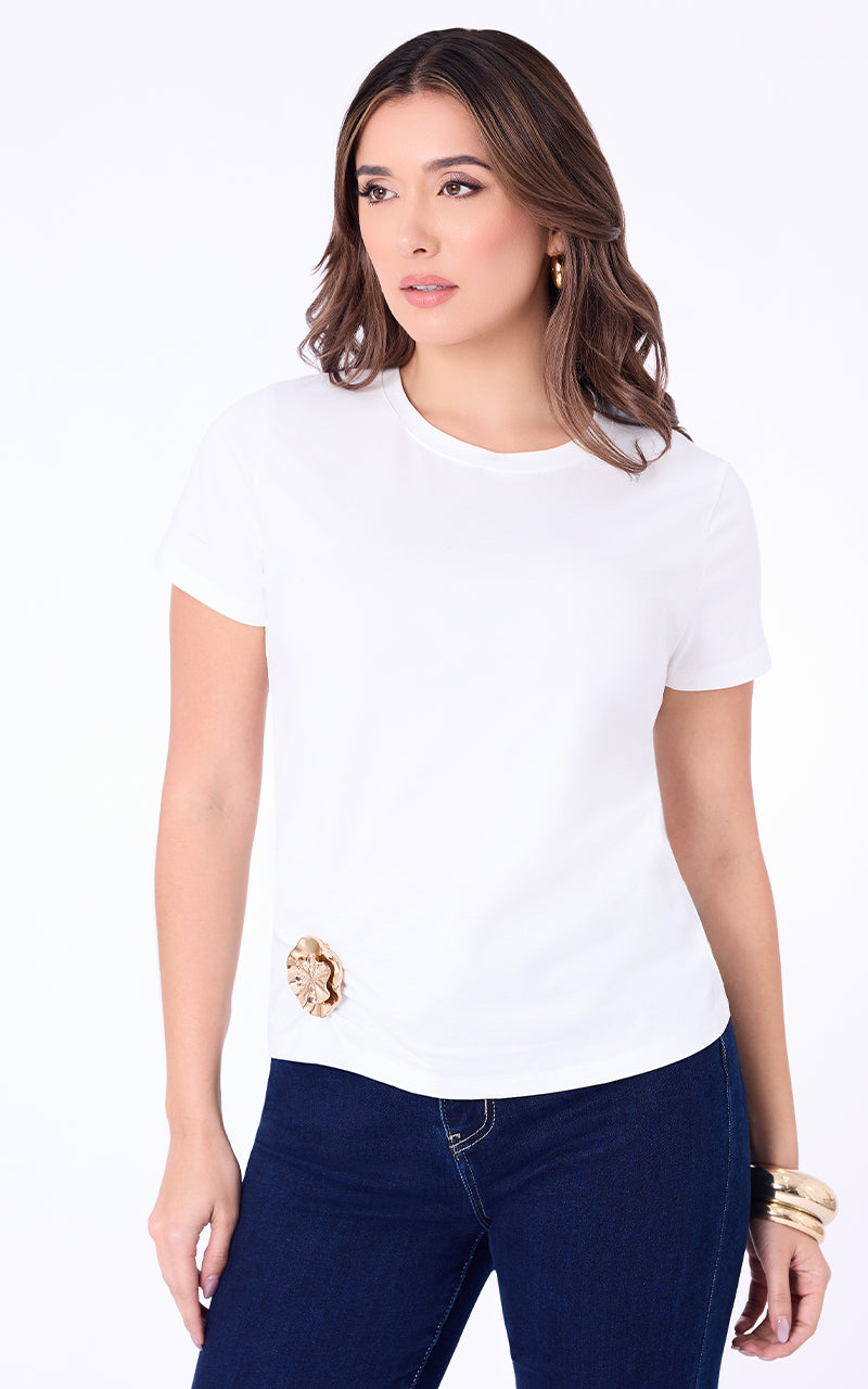 T-SHIRT CON DETALLE DORADO